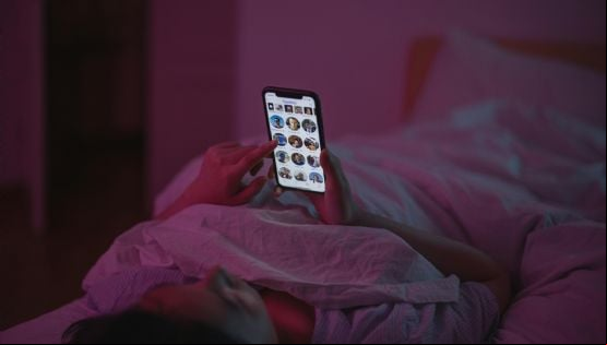 Não consegue largar o celular antes de dormir? A neurociência explica